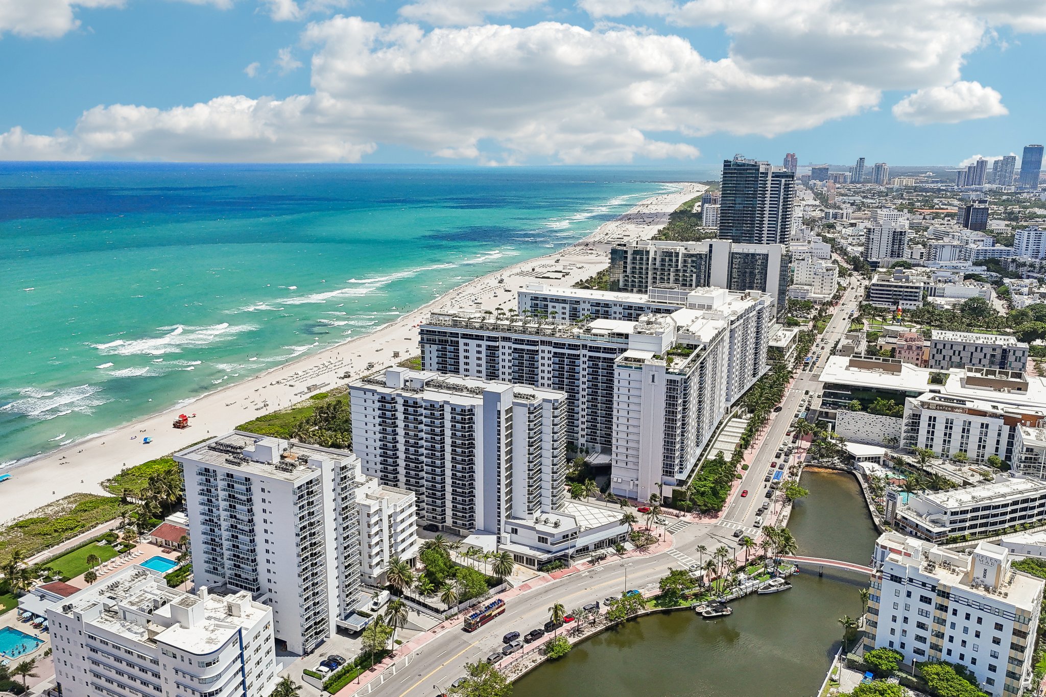 Collins Ave 1011-003.jpg