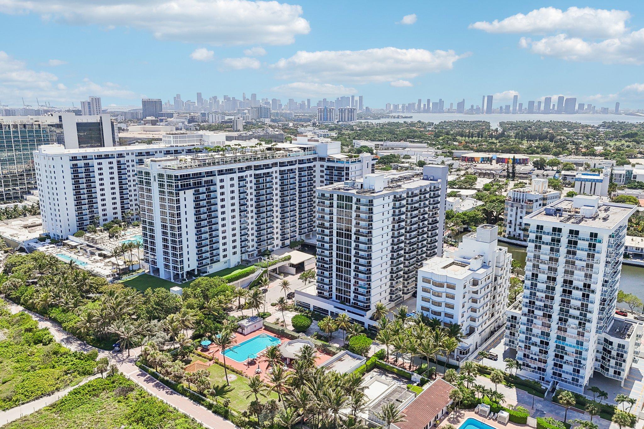 Collins Ave 1011-010.jpg