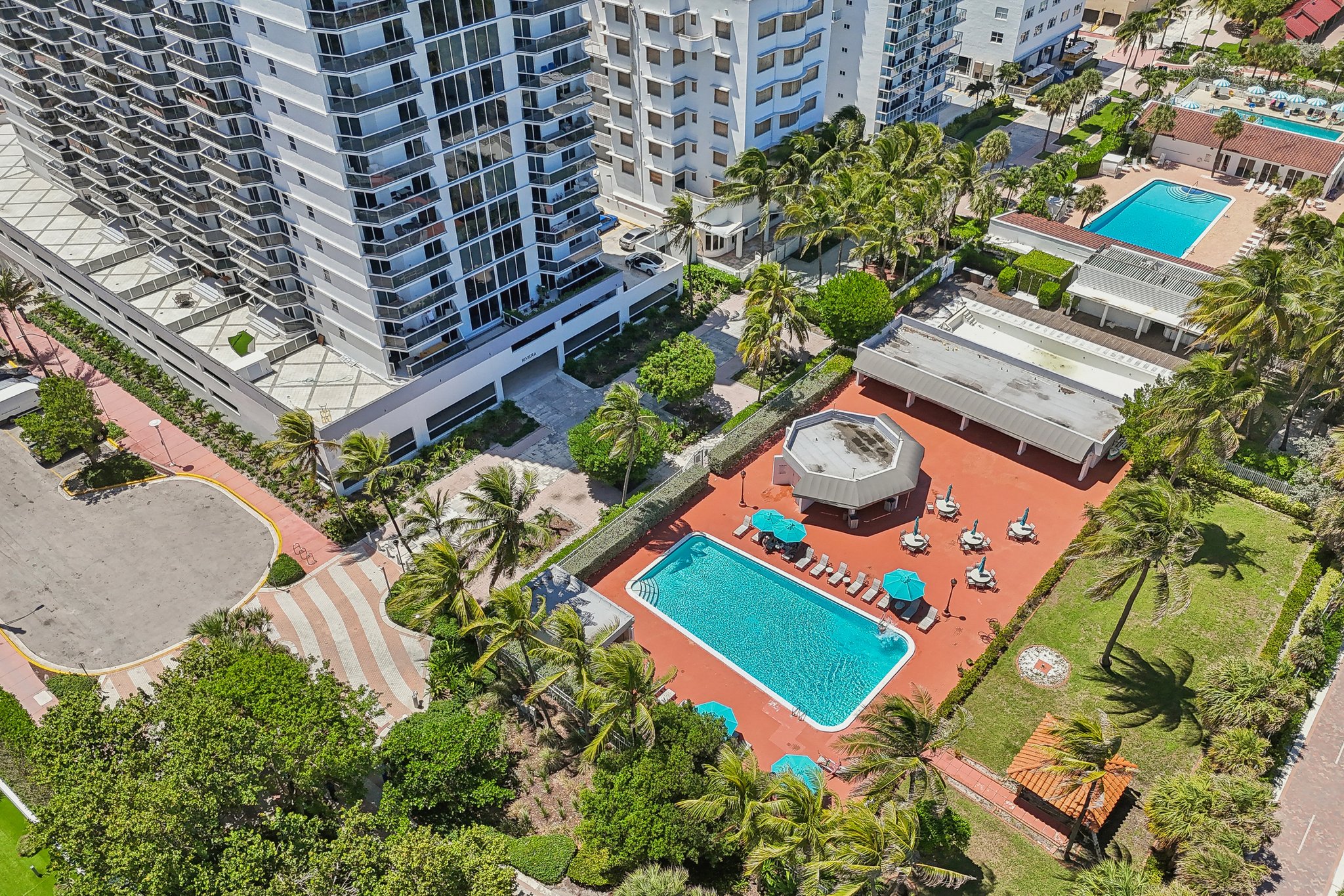 Collins Ave 1011-016.jpg