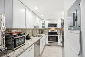 Collins Ave 1011-011.jpg