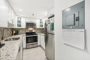 Collins Ave 1011-012.jpg