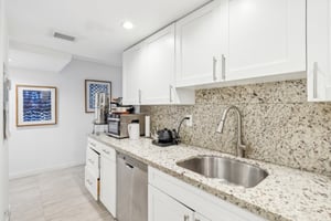 Collins Ave 1011-013.jpg