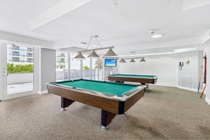 Collins Ave 1011-015.jpg
