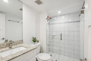 Collins Ave 1011-020.jpg