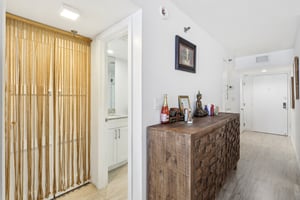 Collins Ave 1011-022.jpg