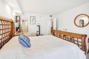 Collins Ave 1011-024.jpg