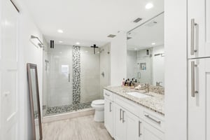 Collins Ave 1011-025.jpg