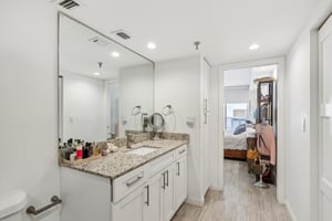 Collins Ave 1011-026.jpg
