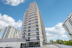Collins Ave 1011-030.jpg