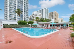 Collins Ave 1011-034.jpg