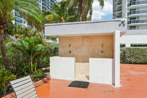 Collins Ave 1011-036.jpg