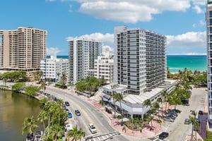 Collins Ave 1011-001.jpg