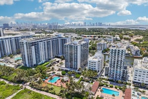 Collins Ave 1011-006.jpg