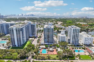 Collins Ave 1011-007.jpg