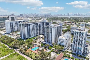Collins Ave 1011-010.jpg