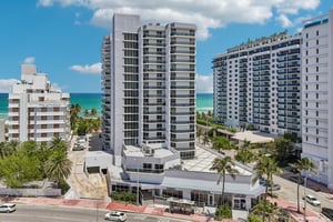 Collins Ave 1011-011.jpg