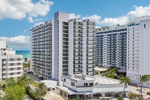 Collins Ave 1011-012.jpg