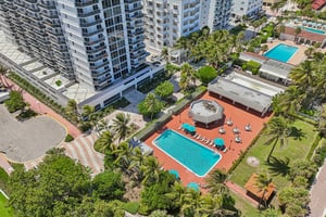 Collins Ave 1011-016.jpg