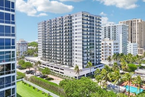 Collins Ave 1011-018.jpg