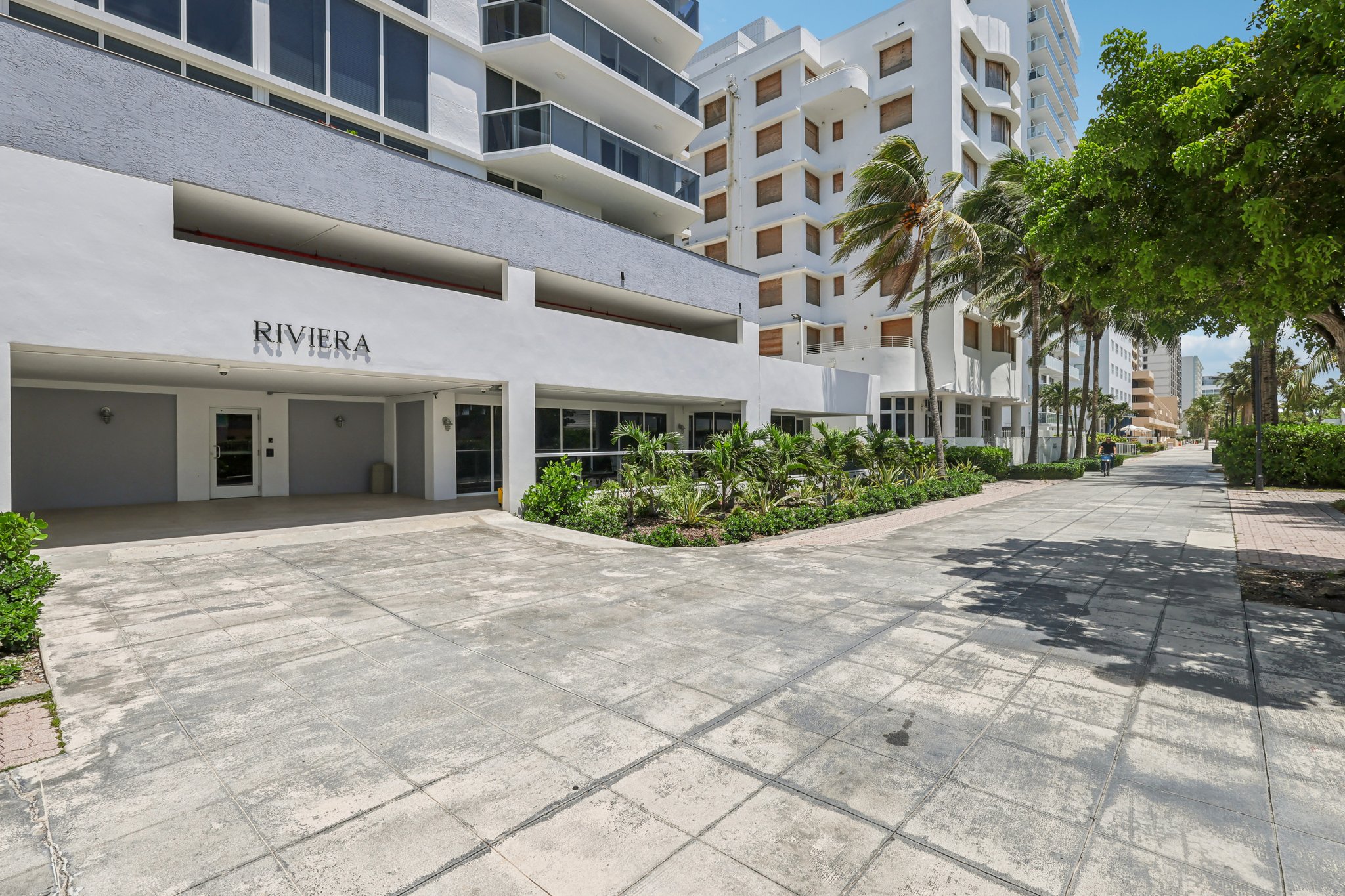 Collins Ave 1612-005.jpg