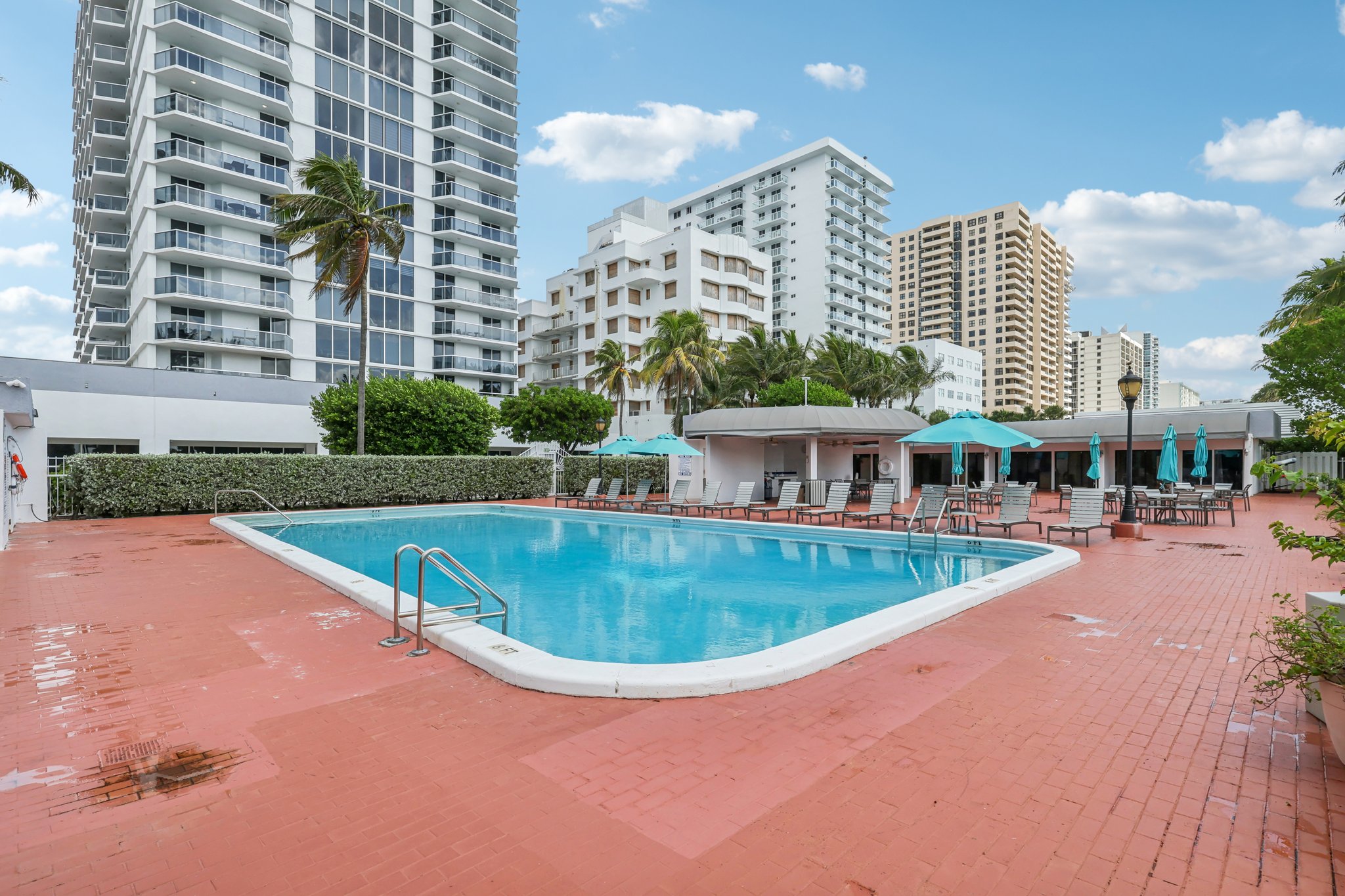 Collins Ave 1612-025.jpg