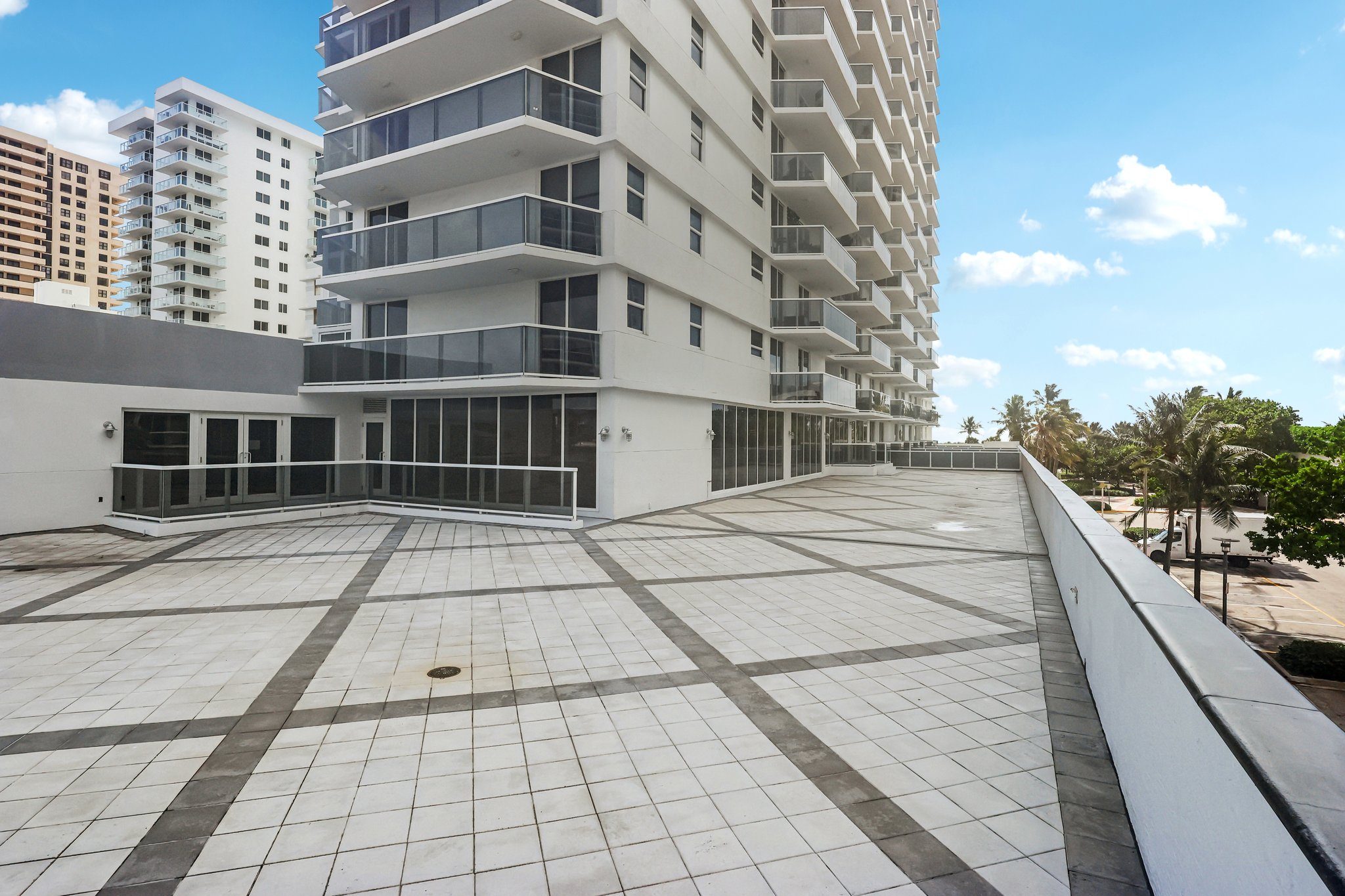 Collins Ave 1612-028.jpg