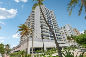 Collins Ave 1612-002.jpg