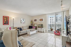 Collins Ave 1612-008.jpg