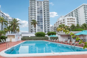 Collins Ave 1612-026.jpg