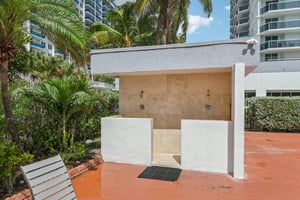 Collins Ave 1612-027.jpg