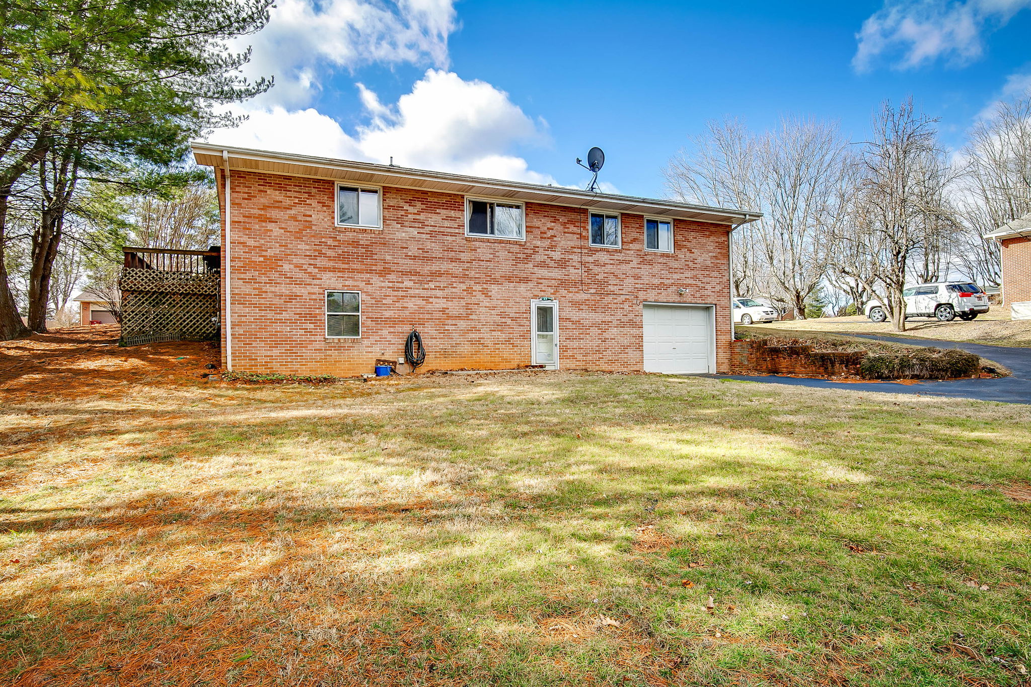 2402 Larkspur Dr, Johnson City, TN 37604 HomeSelfies