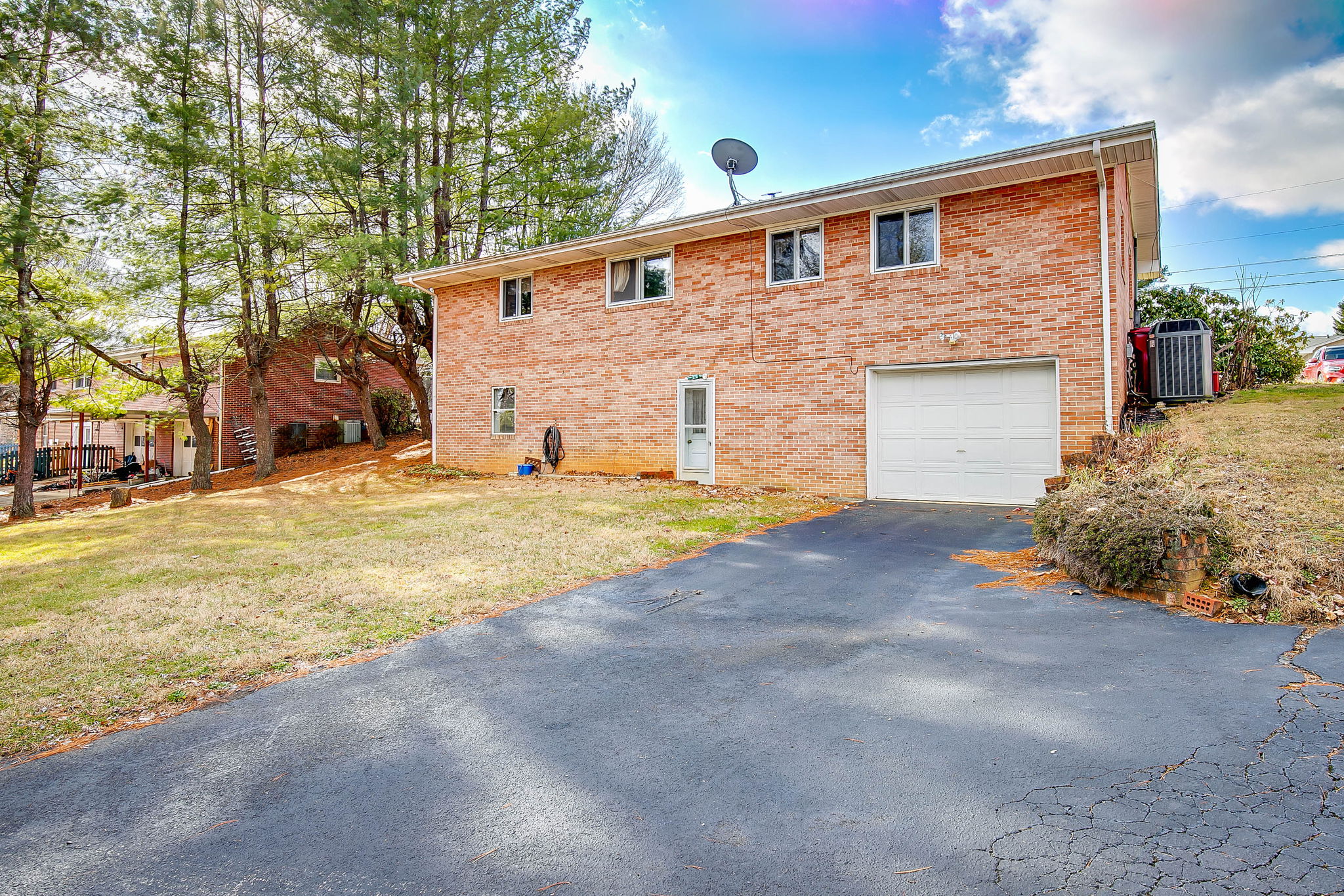 2402 Larkspur Dr, Johnson City, TN 37604 HomeSelfies