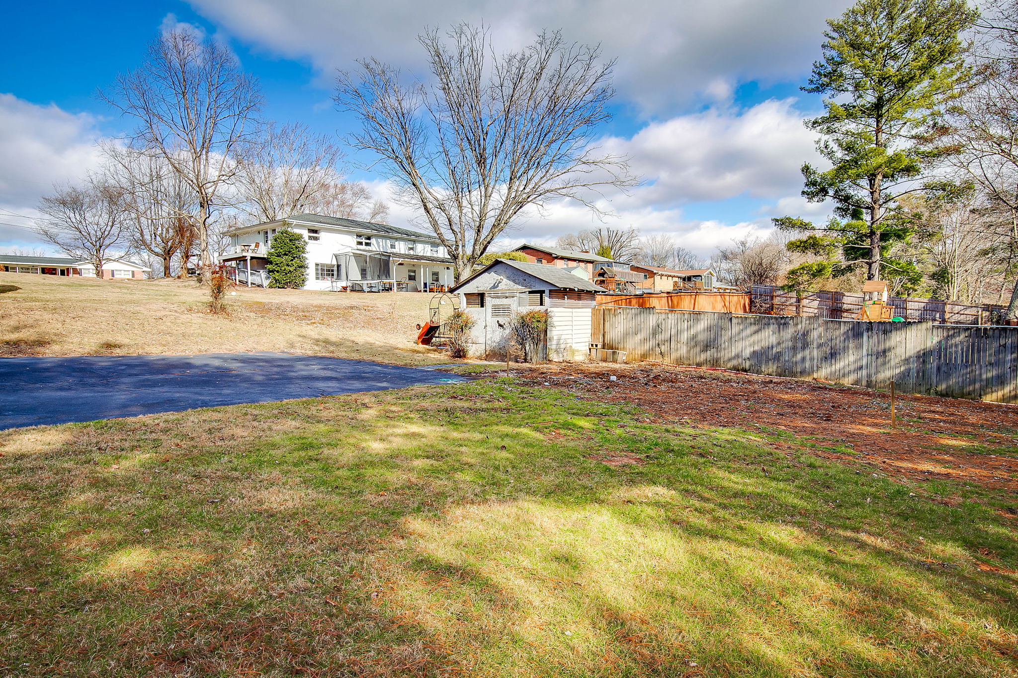 2402 Larkspur Dr, Johnson City, TN 37604 HomeSelfies