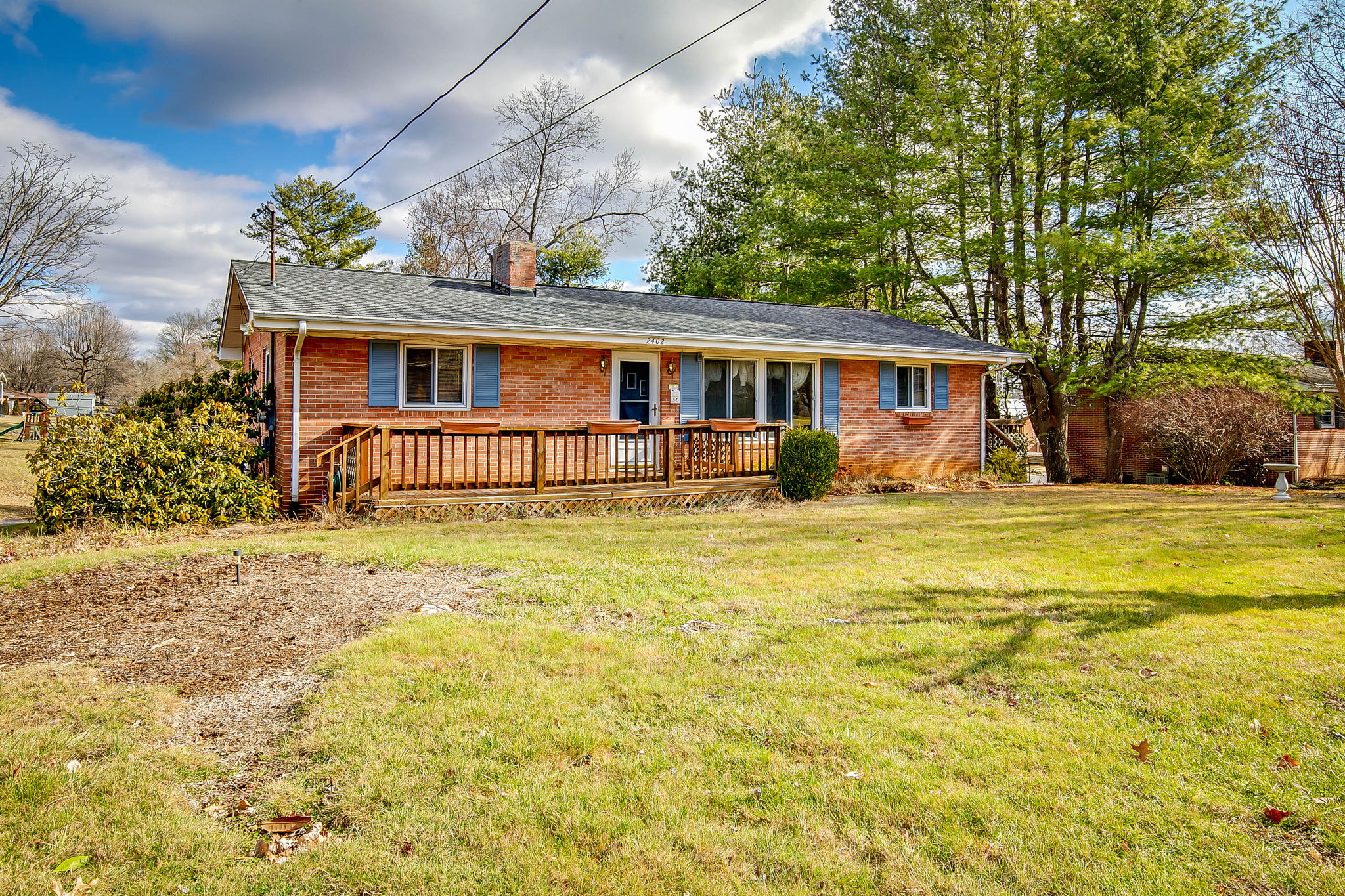 2402 Larkspur Dr, Johnson City, TN 37604 HomeSelfies