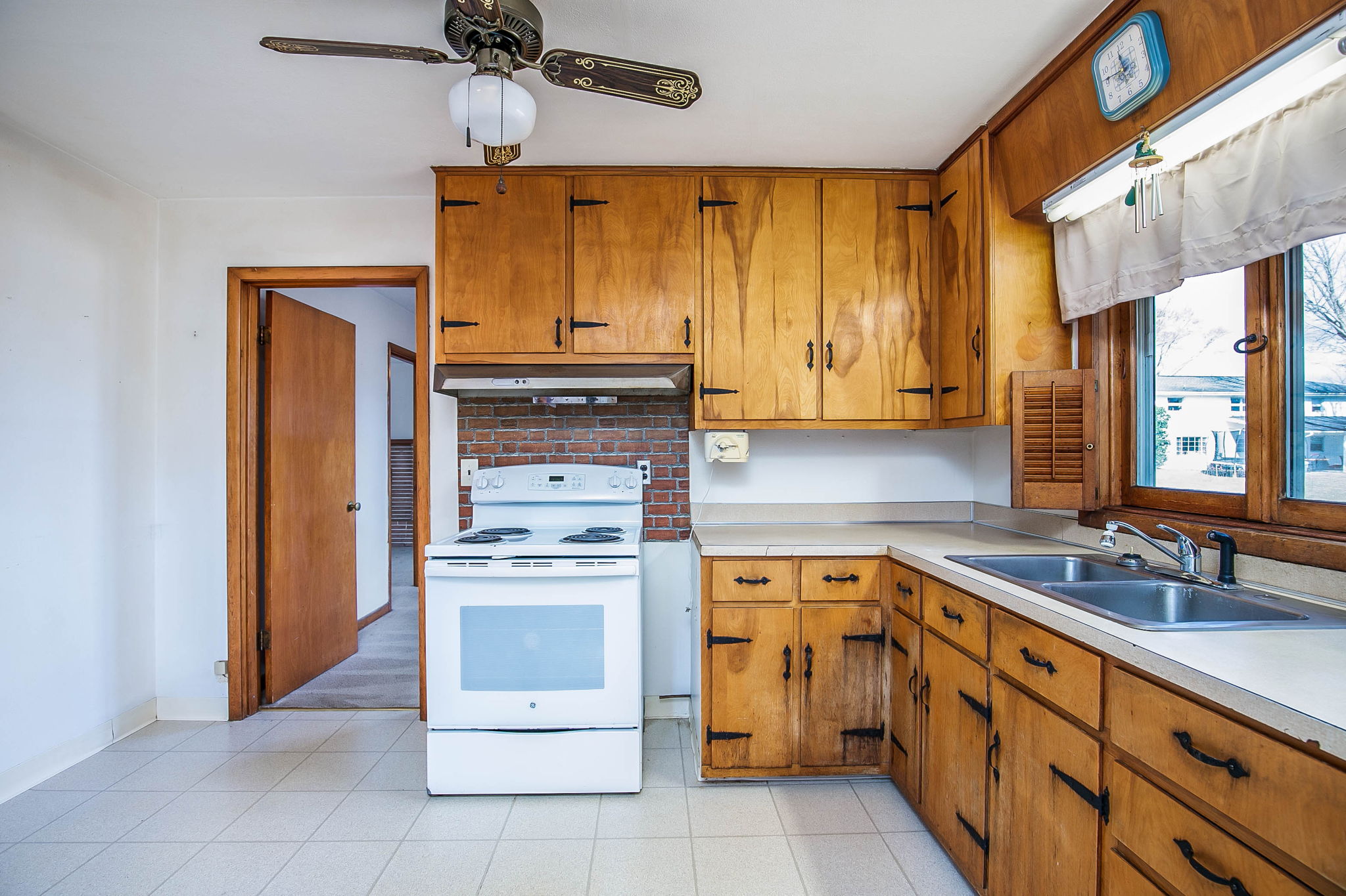 2402 Larkspur Dr, Johnson City, TN 37604 HomeSelfies