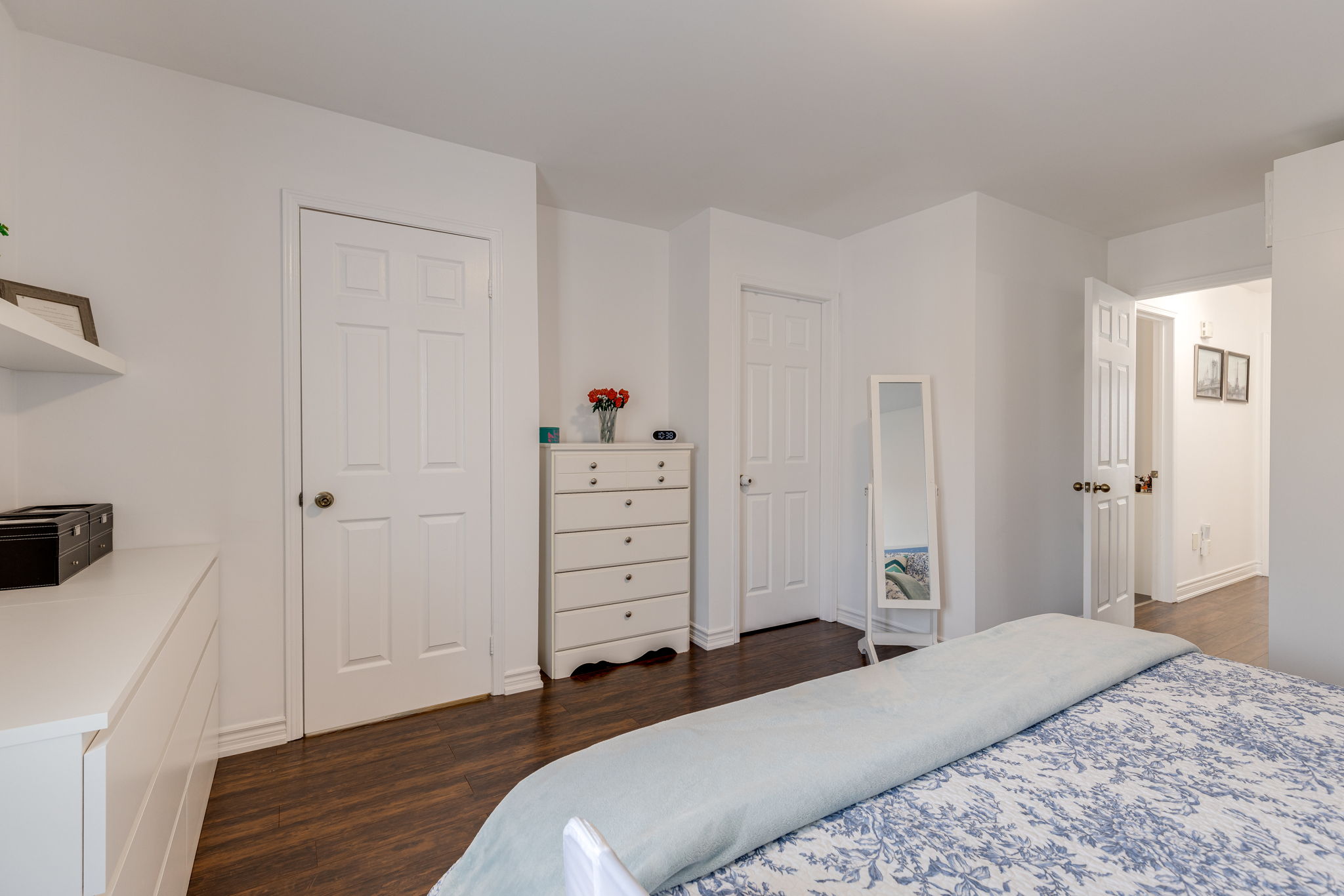 Burlington property showcase — delivered property photograph 25