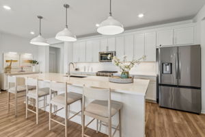 ... a large center island with breakfast bar...