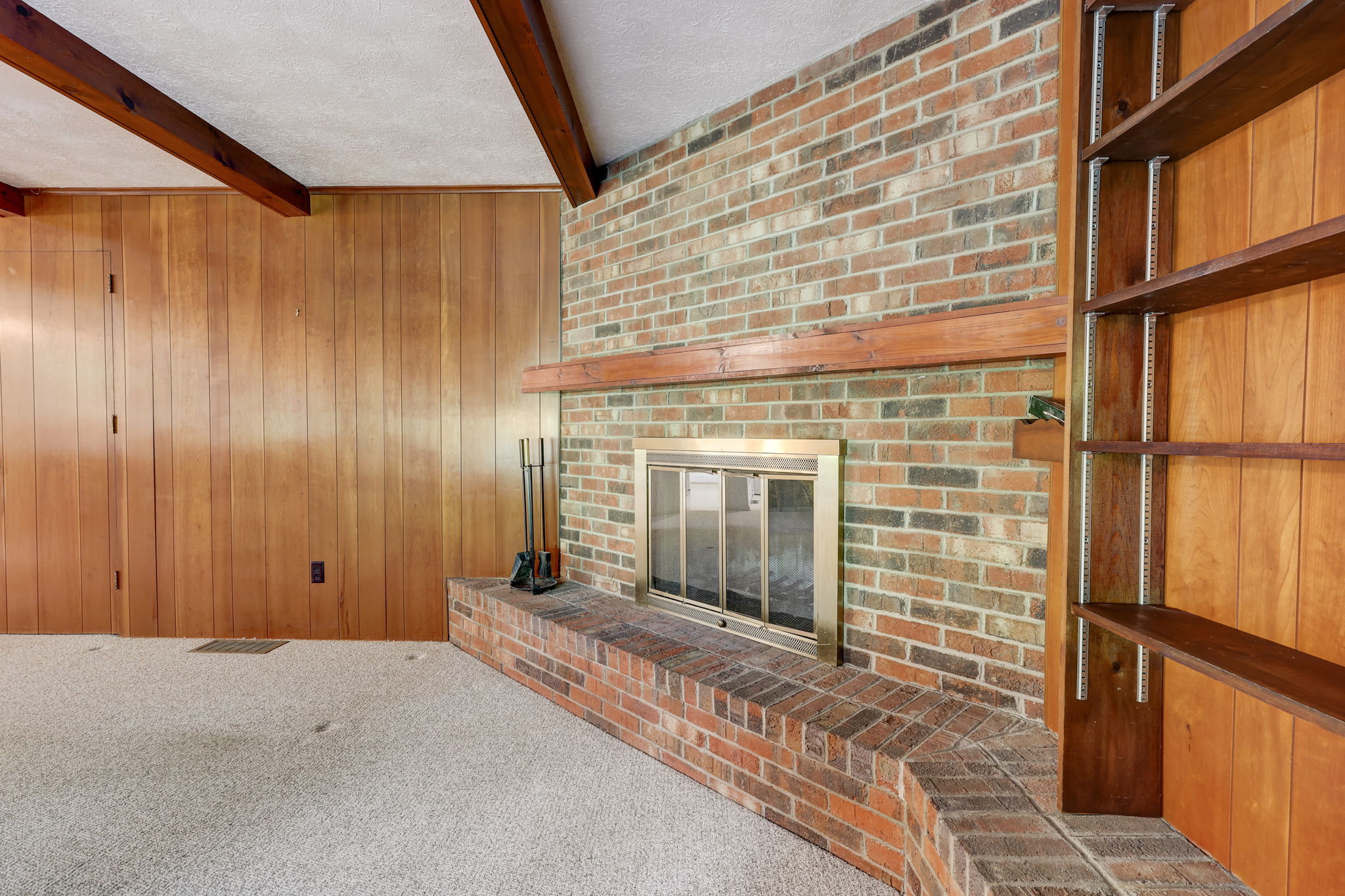 Hazelwood Dr-014