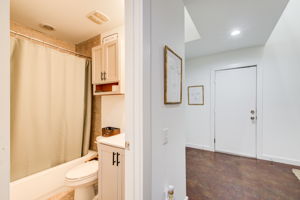 4 Ground Level Full Bath Foyer Split
