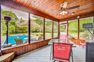 18 Screened-in Porch