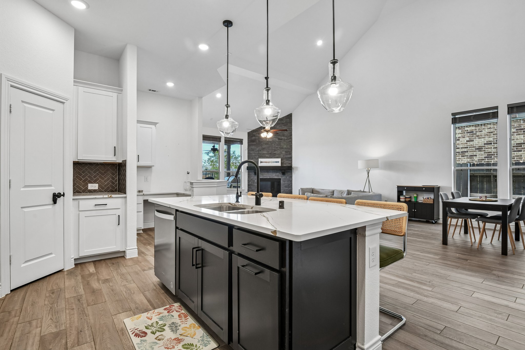 Hawthorn Breeze Way-S1710-017.jpg