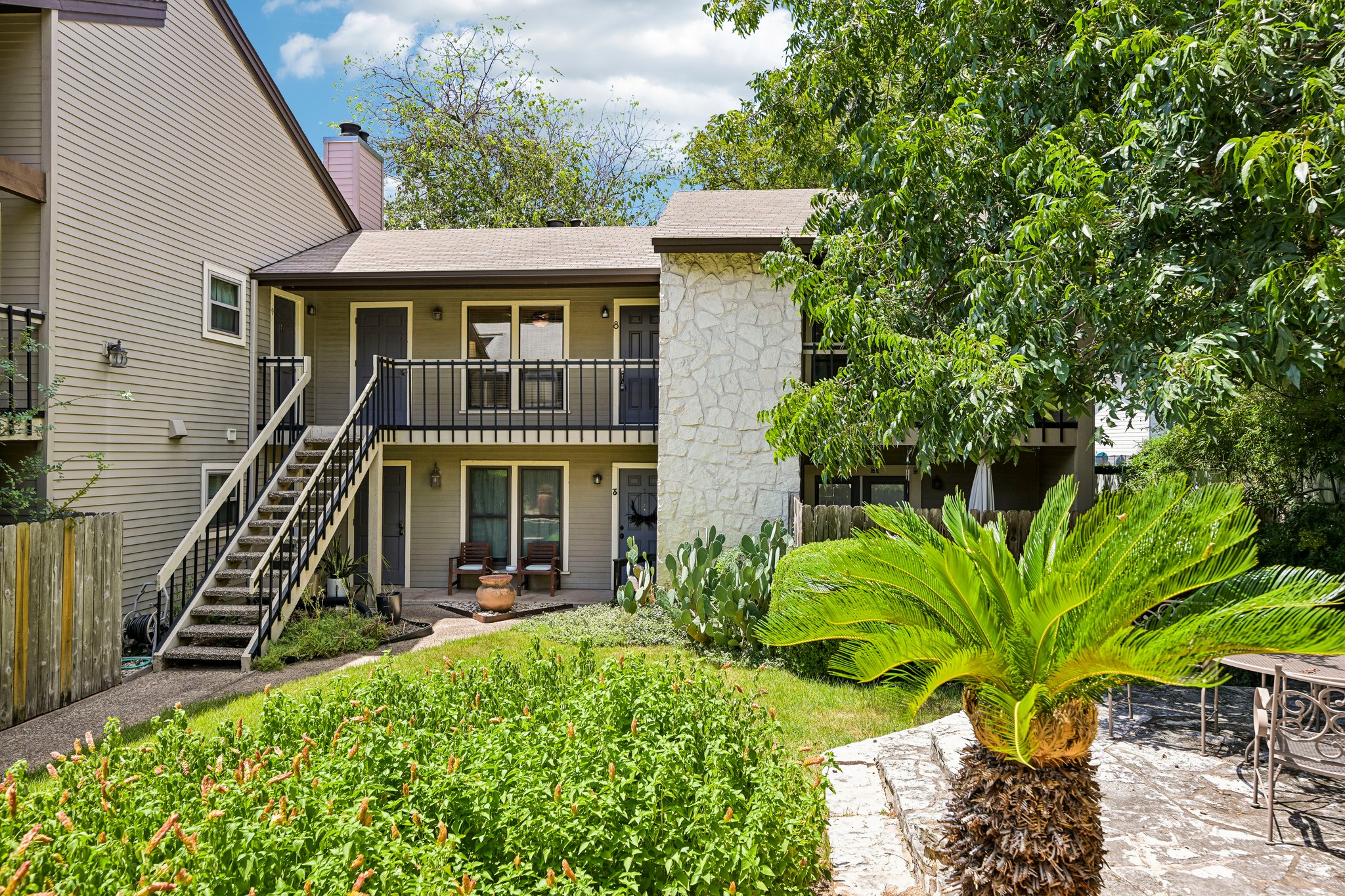 Enfield Rd unit 8-S1208-005.jpg