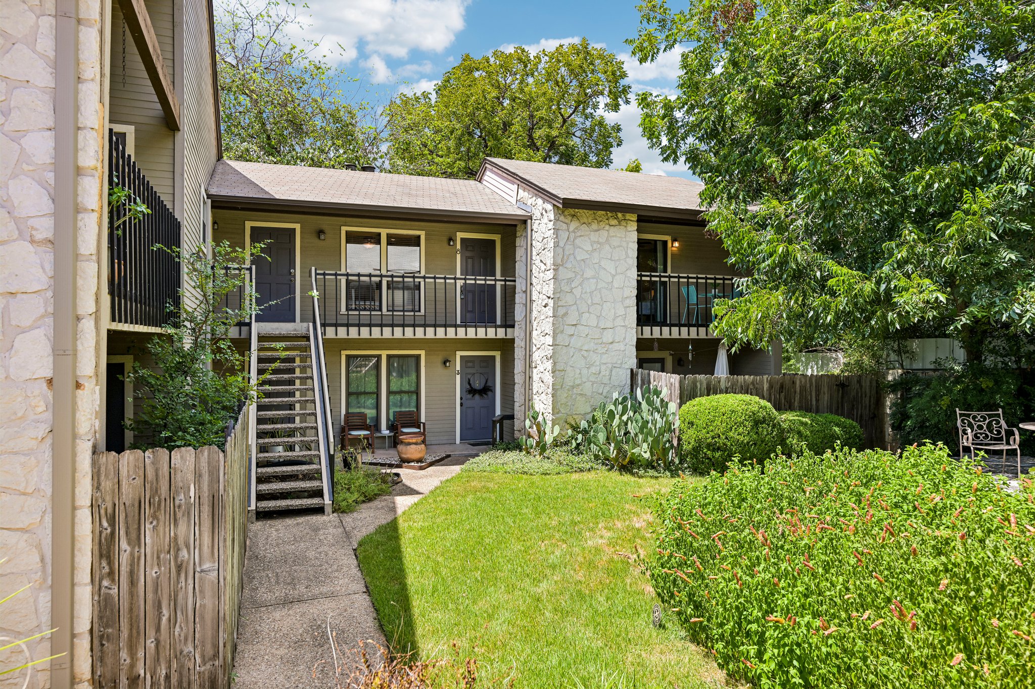Enfield Rd unit 8-S1208-006.jpg