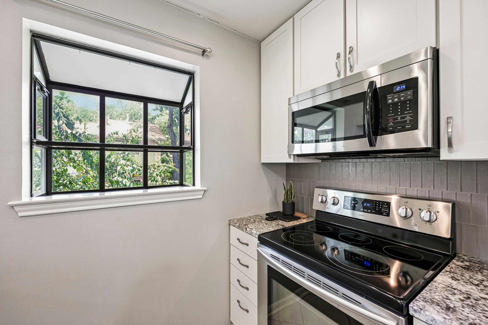 Enfield Rd unit 8-S1208-019.jpg