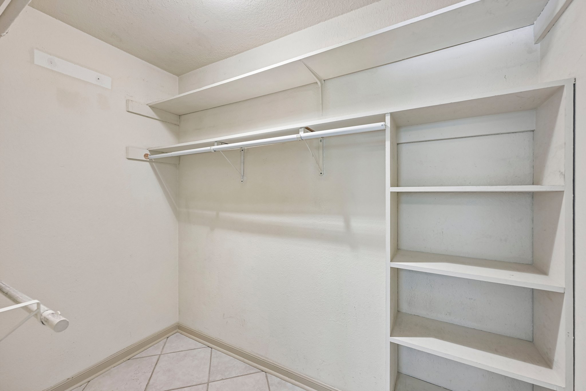Enfield Rd unit 8-S1208-025.jpg