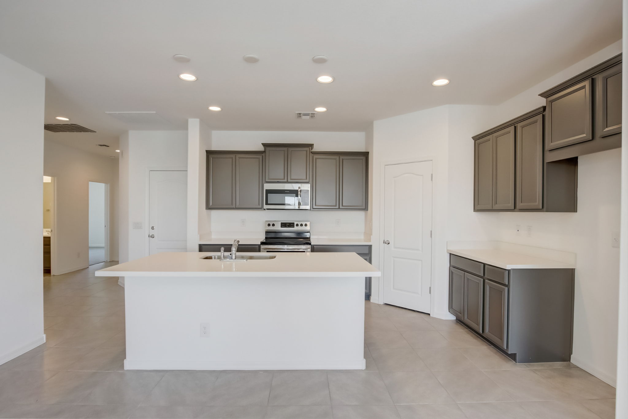W Gross Ave-014