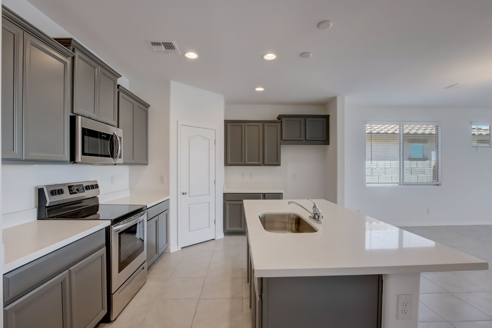 W Gross Ave-018
