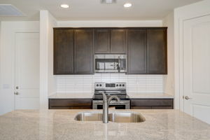 W Gross Ave-012