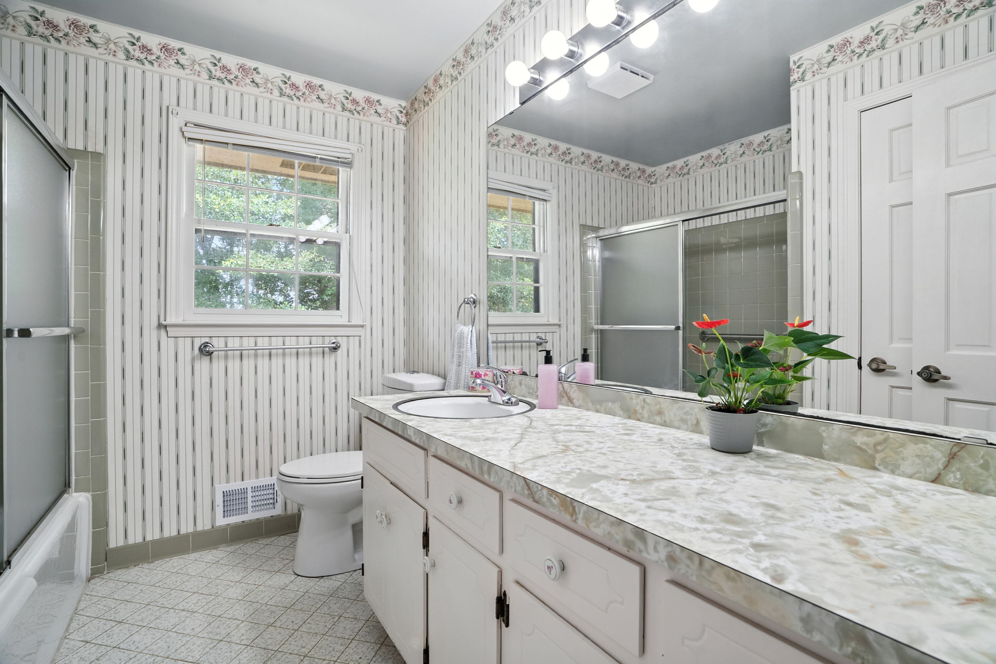Upstairs Full Bathroom