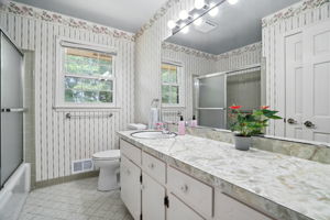 Upstairs Full Bathroom